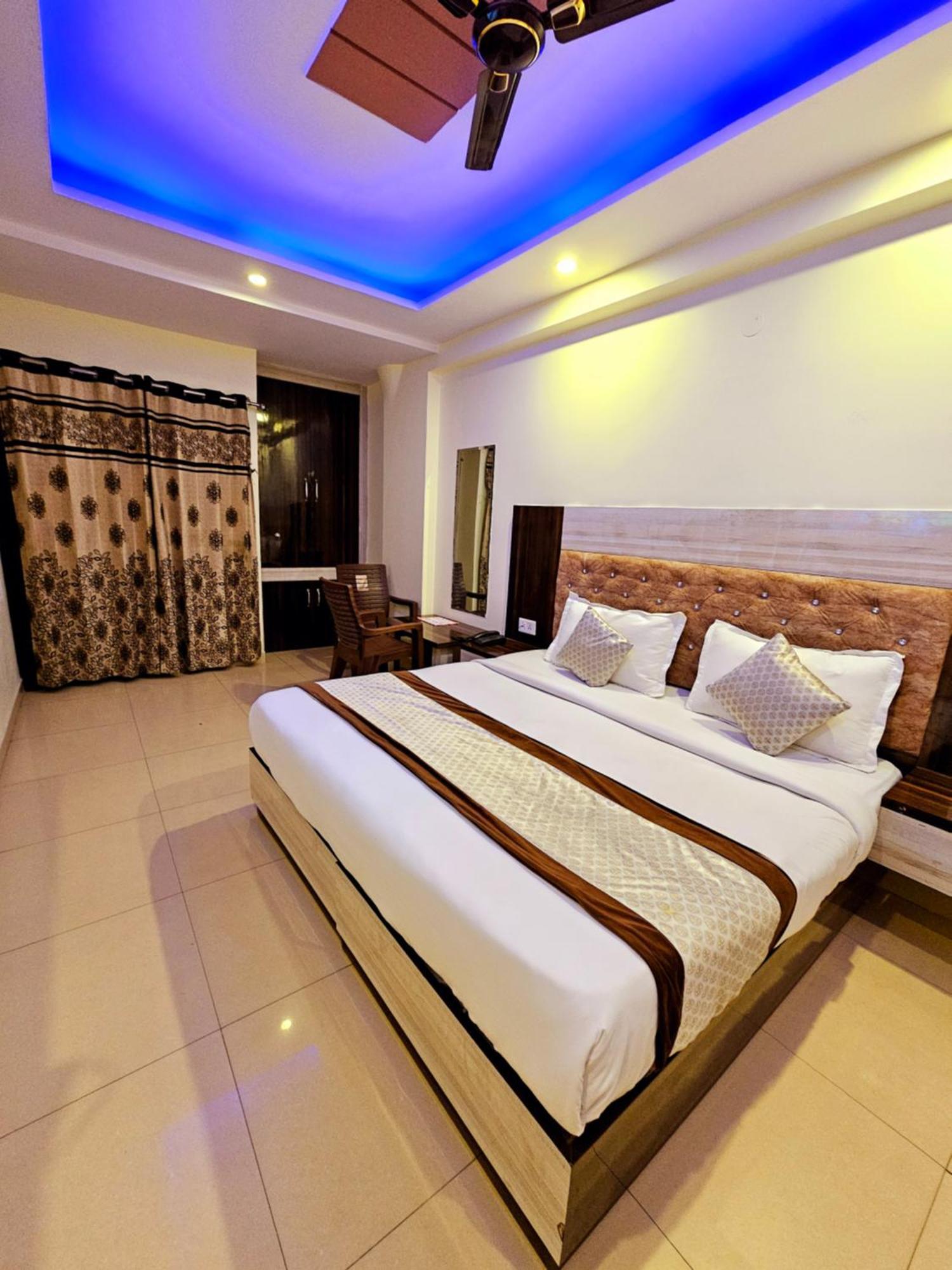 Hotel Crystal Inn Plaza Delhi Airport Nova Deli Exterior foto